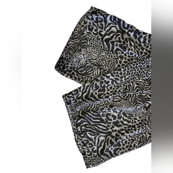 Torrid EUC Off The Shoulder Baby Doll Top Animal Print Grey Black Plus Size 5 - Picture 4 of 7